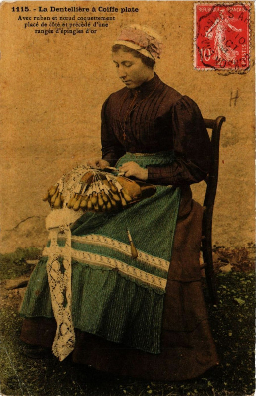 Carte postale ancienne La Dentellierea Coiffe plate - Folklore