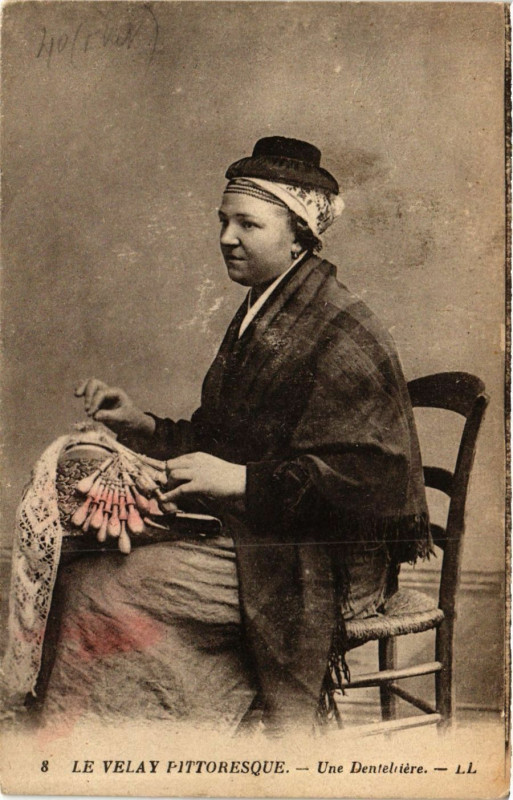 Carte postale ancienne Velay - Une Dentelliere - Folklore