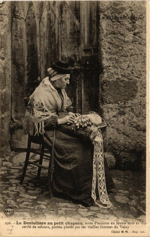 Carte postale ancienne La Dentelliere au petit Chapeau - Folklore