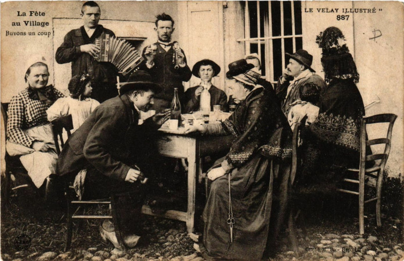 Carte postale ancienne Velay - La Fete au Village - Types - Folklore