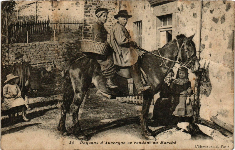 Carte postale ancienne Paysans d'Auverge se rendant au Marché - Folklore