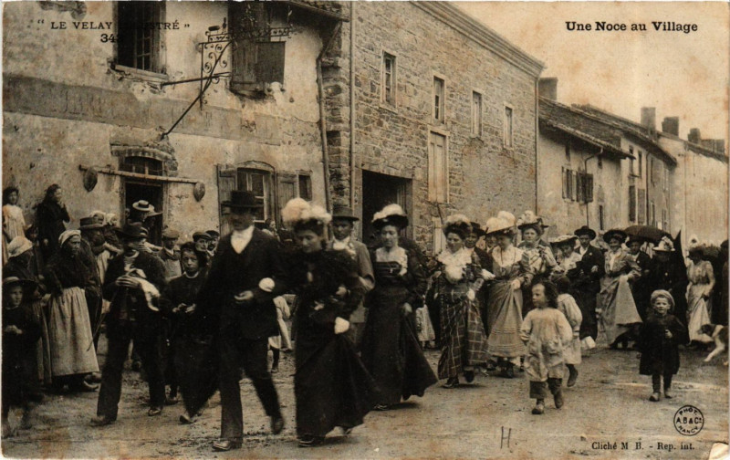 Carte postale ancienne Velay - Une Noce au Village - Folklore