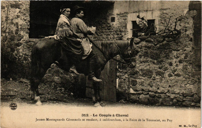 Carte postale ancienne Le Couple a Cheval - Jeunes Montagnards - Folklore