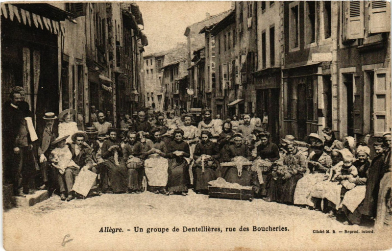 Carte postale ancienne Allegre - Un Groupe de Dentellieres - Rue des Bouchieres à Allègre
