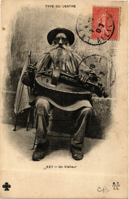 Carte postale ancienne Un Vielleur - Type du Centre - Folklore