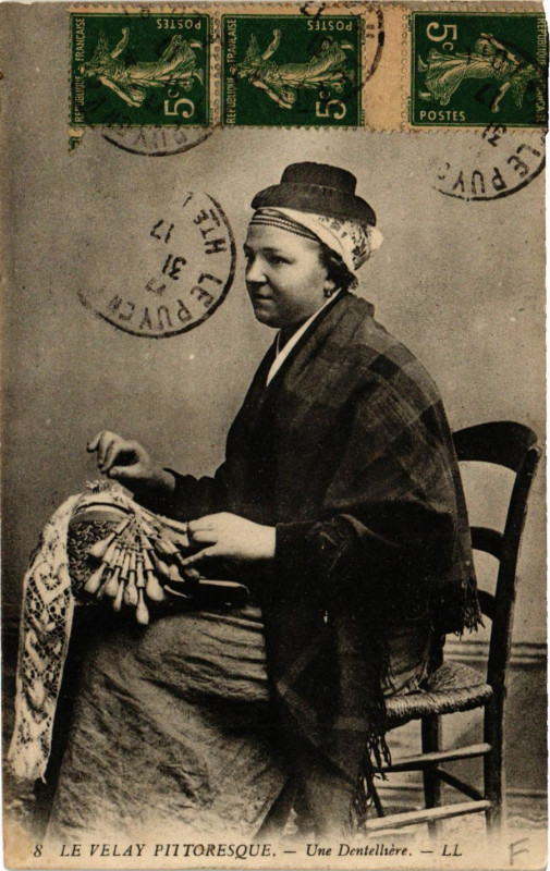 Carte postale ancienne Velay - Une Dentelliere - Folklore
