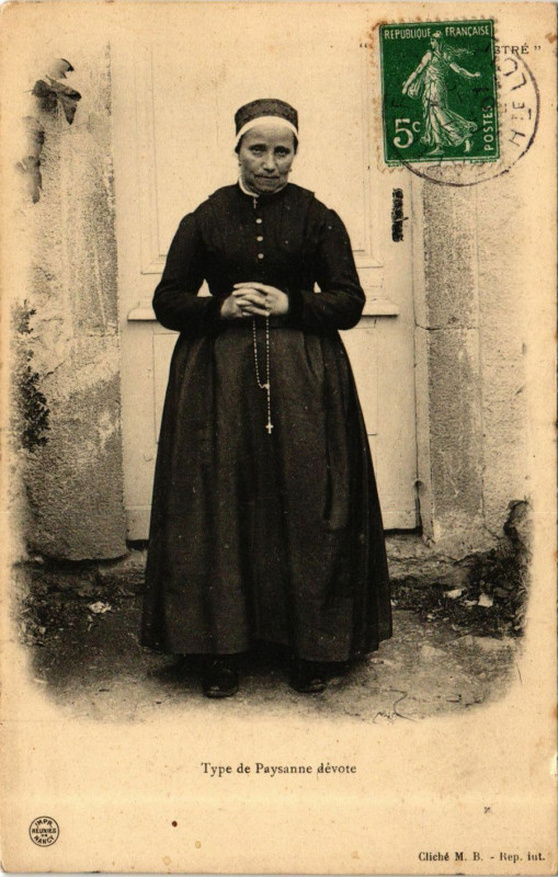 Carte postale ancienne Type de Paysanne dévote - Folklore
