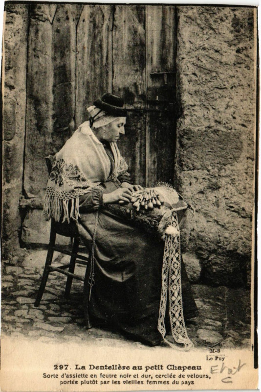Carte postale ancienne La Dentelliere au petit Chapeau - Folklore