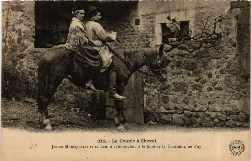 Carte postale ancienne Le Couple a Cheval - Jeunes Montagnards - Folklore