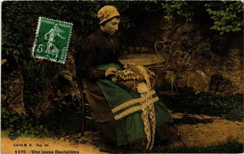 Carte postale ancienne Une Jeune Dentelliere - Folklore