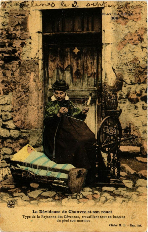 Carte postale ancienne La Dévideuse de Chanvre et son Rouet - Folklore