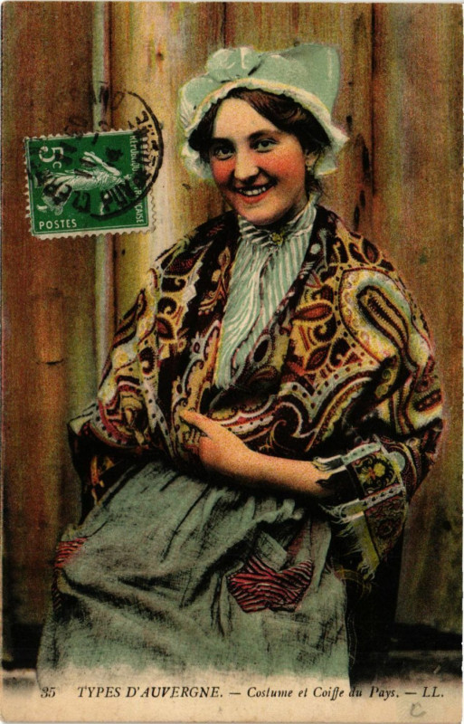 Carte postale ancienne Types d'Auvergne - Costume et Coiffe du Pays - Folklore