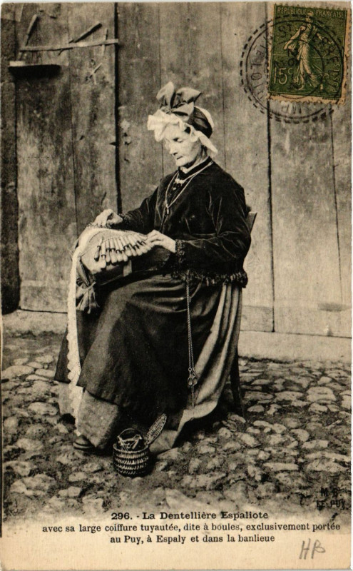 Carte postale ancienne La Dentelliere Espaliote - Folklore
