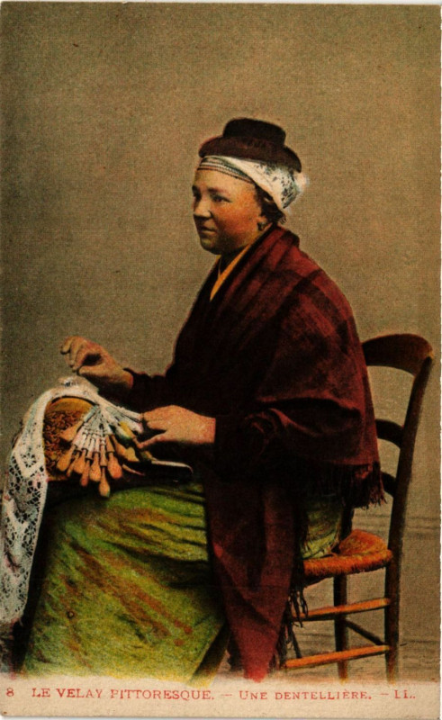Carte postale ancienne Velay - Une Dentelliere - Folklore