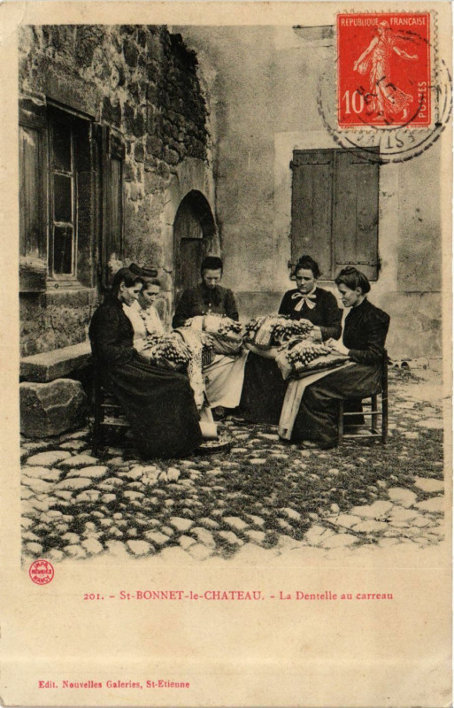 Carte postale ancienne Saint-Bonnet-le-Chateau - La Dentelle au carreau - Folklore