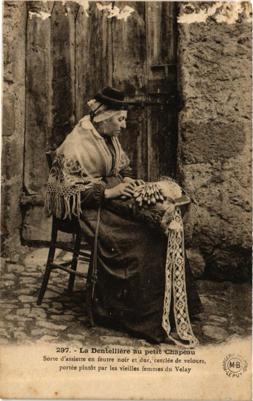 Carte postale ancienne La Dentelliere au petit Chapeau - Folklore