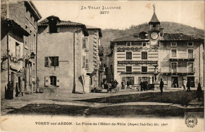 Carte postale ancienne Vorey-sur-Arzon - La Place de l'Hotel de Ville à Vorey