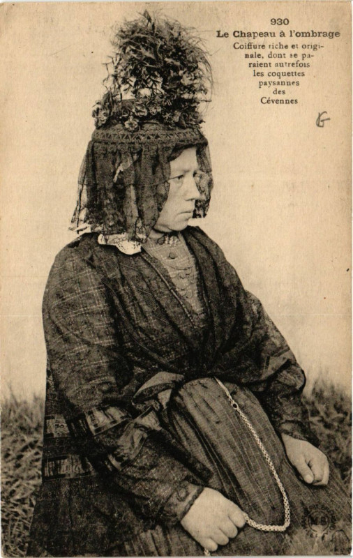Carte postale ancienne Le Chapeau a l'ombrage - Folklore