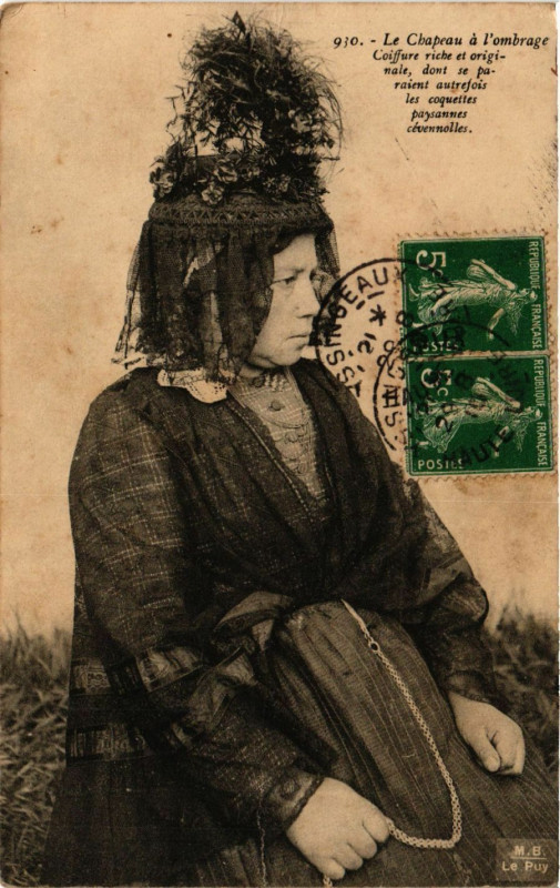 Carte postale ancienne Le Chapeau a l'Ombrage - Folklore