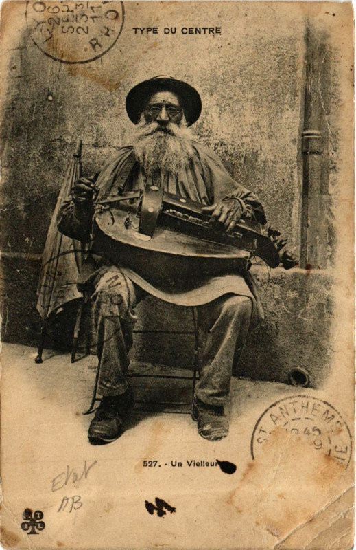 Carte postale ancienne Un Vielleur - Type du Centre - Folklore