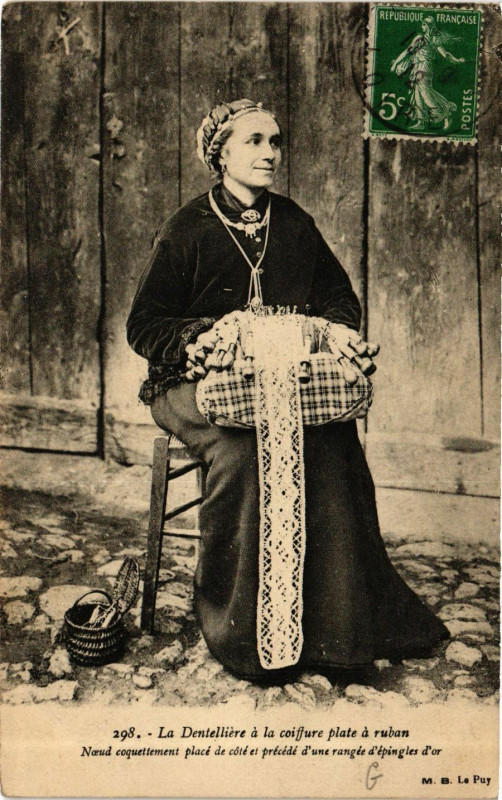 Carte postale ancienne La Dentelliere a la coiffure plate a ruban - Folklore