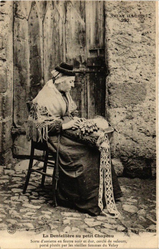 Carte postale ancienne La Dentelliere au petit Chapeau - Folklore