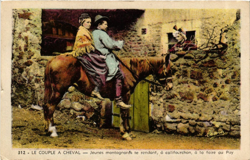 Carte postale ancienne Le Couple a Cheval - Jeunes Montagnards se rendant - Folklore