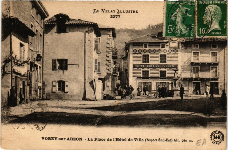 Carte postale ancienne Vorey-sur-Arzon - La Place de l'Hotel de Ville à Vorey