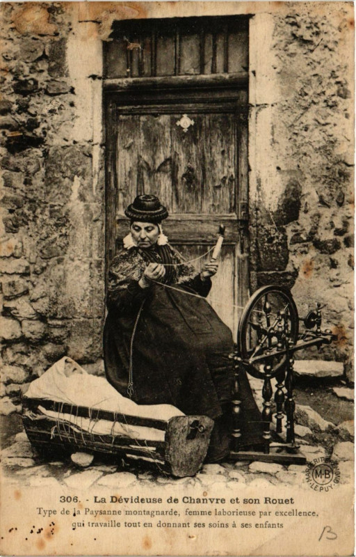 Carte postale ancienne La Dévideuse de Chanvre et son Rouet - Folklore