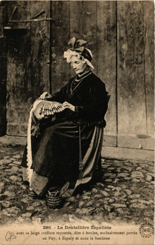 Carte postale ancienne La Dentelliere Espaliote - Folklore