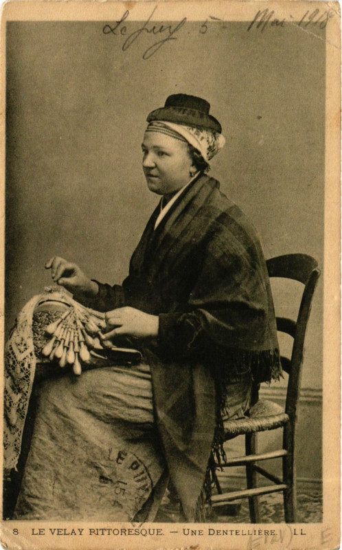 Carte postale ancienne Velay - Une Dentelliere - Folklore