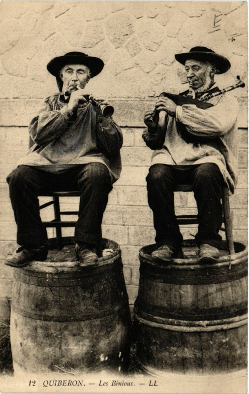 Carte postale ancienne Quiberon - Les Binious - Types - Folklore