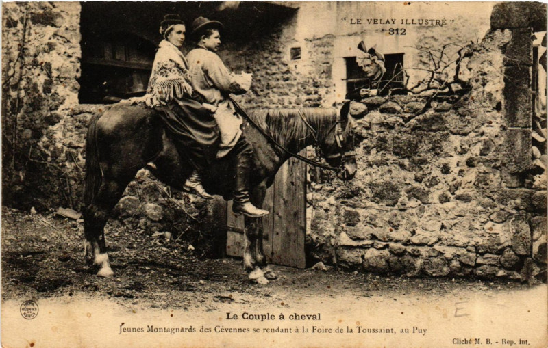 Carte postale ancienne Velay - Le Couple a Cheval - Jeunes Montagnards - Folklore