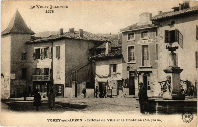 Carte postale ancienne Vorey-sur-Arzon - L'Hotel de Ville et la Fontaine à Vorey