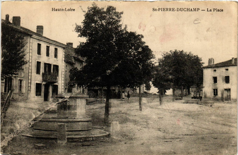 Carte postale ancienne Saint-Pierre-Duchamp - La Place