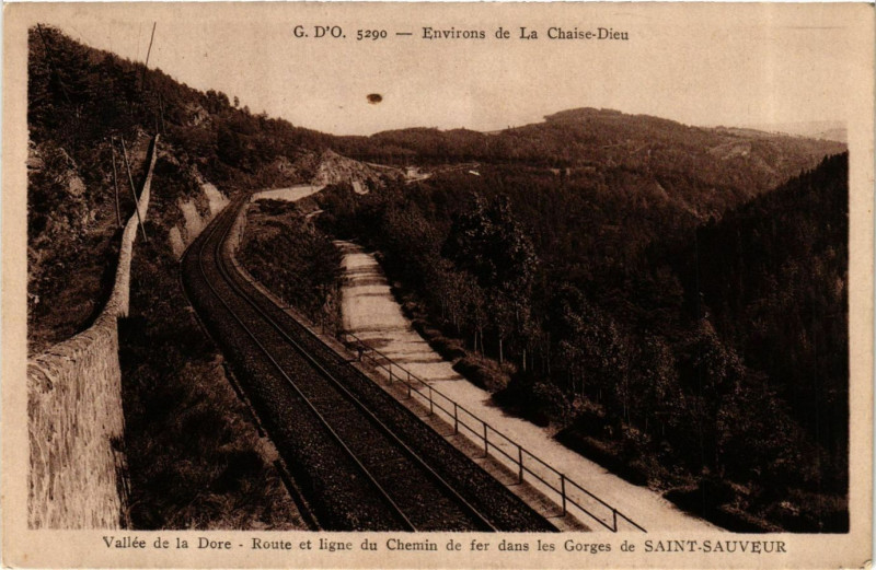 Carte postale ancienne Vallée de la Dore - Route et ligne du Chemin de fer