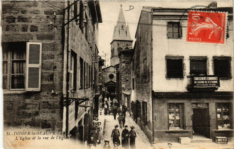 Carte postale ancienne Saint-Didier-la-Seauve - L'Eglise et la rue de l'Eglise