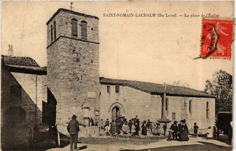 Carte postale ancienne Saint-Romain-Lachalm - La place d'Eglise à Saint-Romain-Lachalm