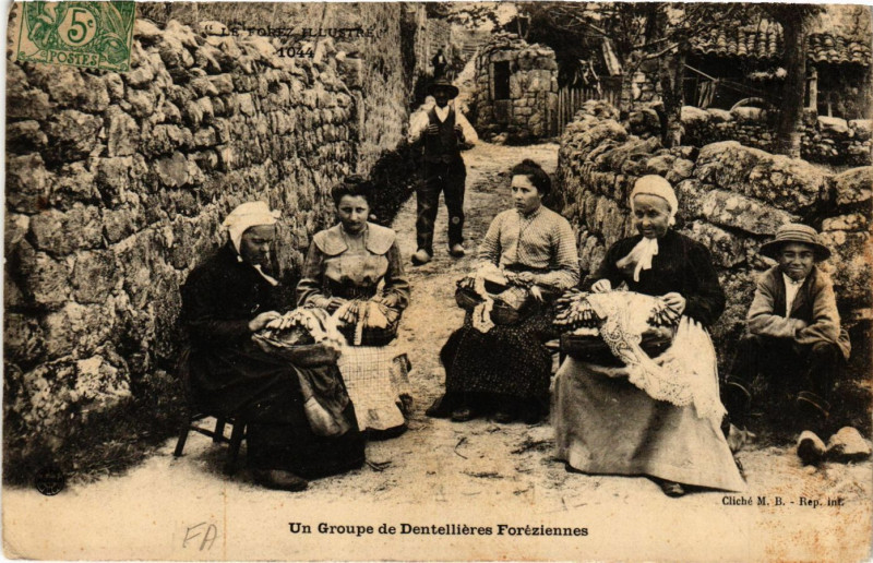 Carte postale ancienne Un Groupe Dentellieres Foreziennes - Folklore