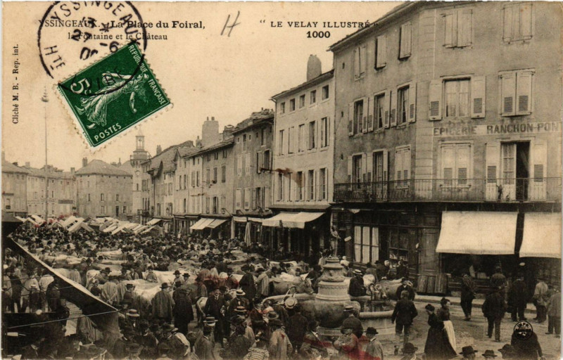 Carte postale ancienne Yssingeaux - La Place du Foiral - La Fontaine et le Chateau à Yssingeaux