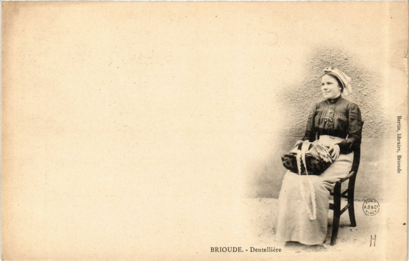 Carte postale ancienne Brioude - Dentelliere - Type - Folklore à Brioude