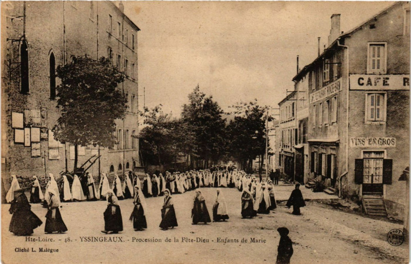 Carte postale ancienne Yssingeaux - Procession de la Fete-Dieu - Enfants de Marie à Yssingeaux