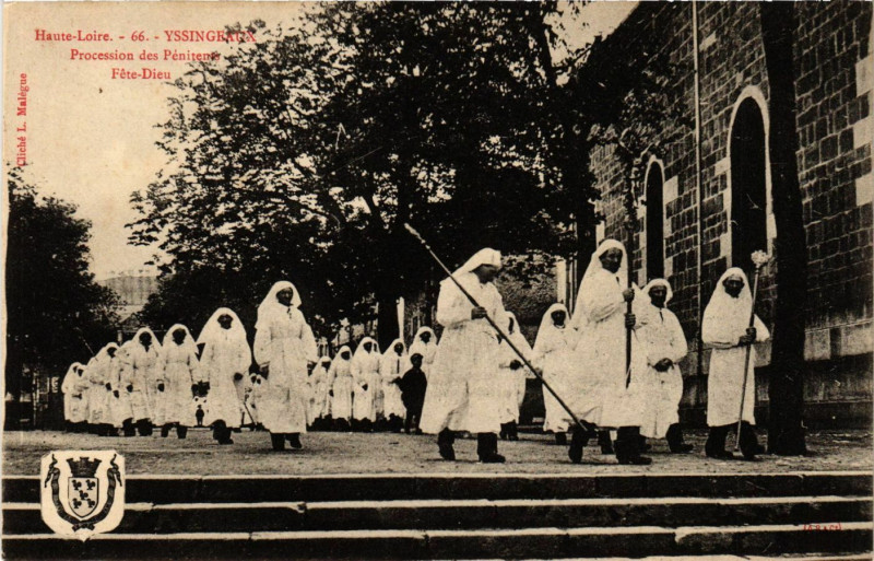 Carte postale ancienne Yssingeaux - Procession des Penitents - Fete-Dieu à Yssingeaux