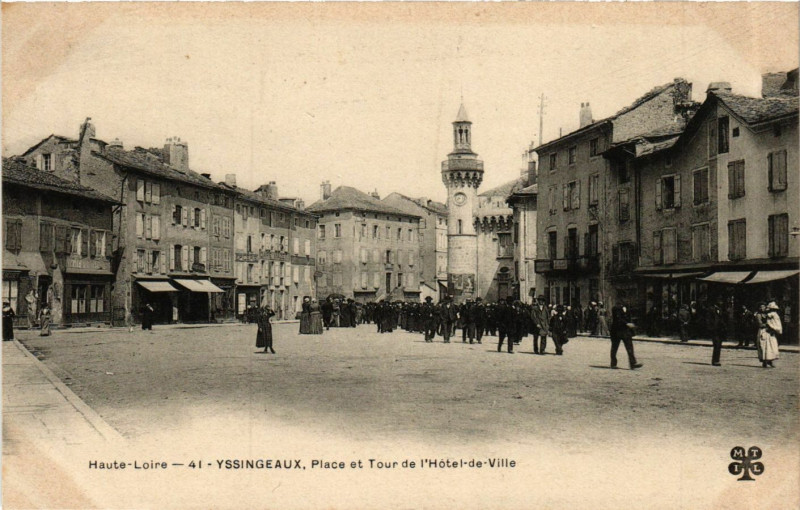 Carte postale ancienne Yssingeaux - Place et Tour de l'Hotel-de-Ville à Yssingeaux