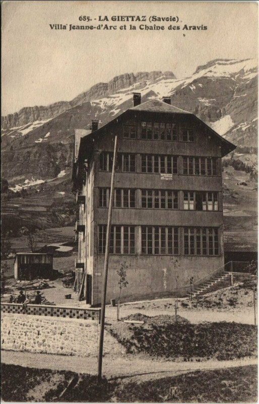 Carte postale ancienne La Giettaz Villa Jeanne-d'Arc et la Chaine des Aravis à La Giettaz