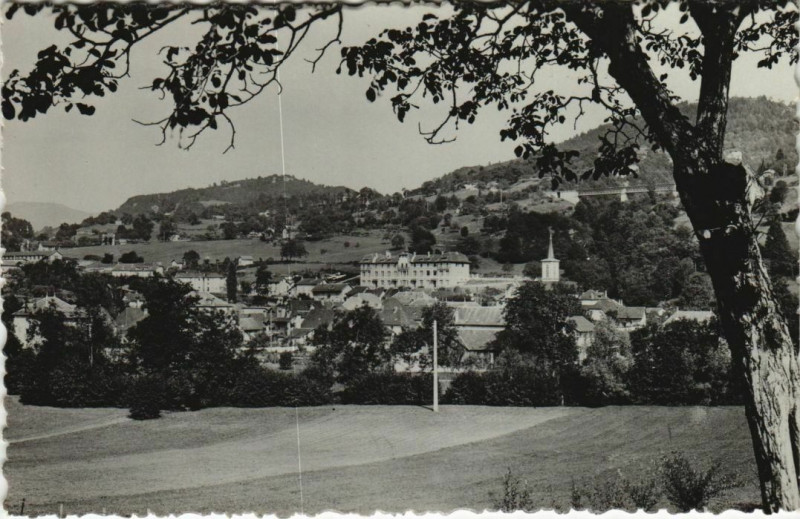 Carte postale ancienne La Bridoire Groupe Scolaire à La Bridoire