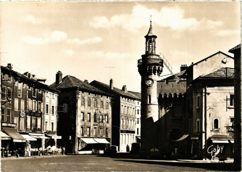 Carte postale ancienne Yssingeaux - Place du Marechal Foch et le Vieux Beffroi à Yssingeaux