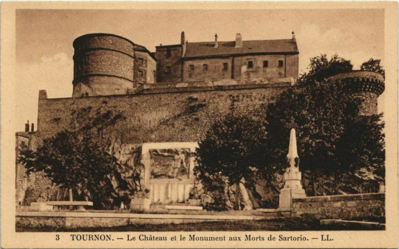 Carte postale ancienne Tournon Le Chateau et le Monument aux Morts de Sartorio à Tournon