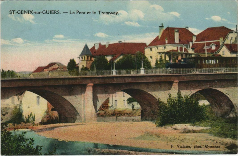 Carte postale ancienne Saint-Genix-sur-Guiers Le Pont et le Tramway