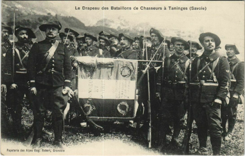Carte postale ancienne Taninges Le Drapeau des Bataillons de Chasseurs